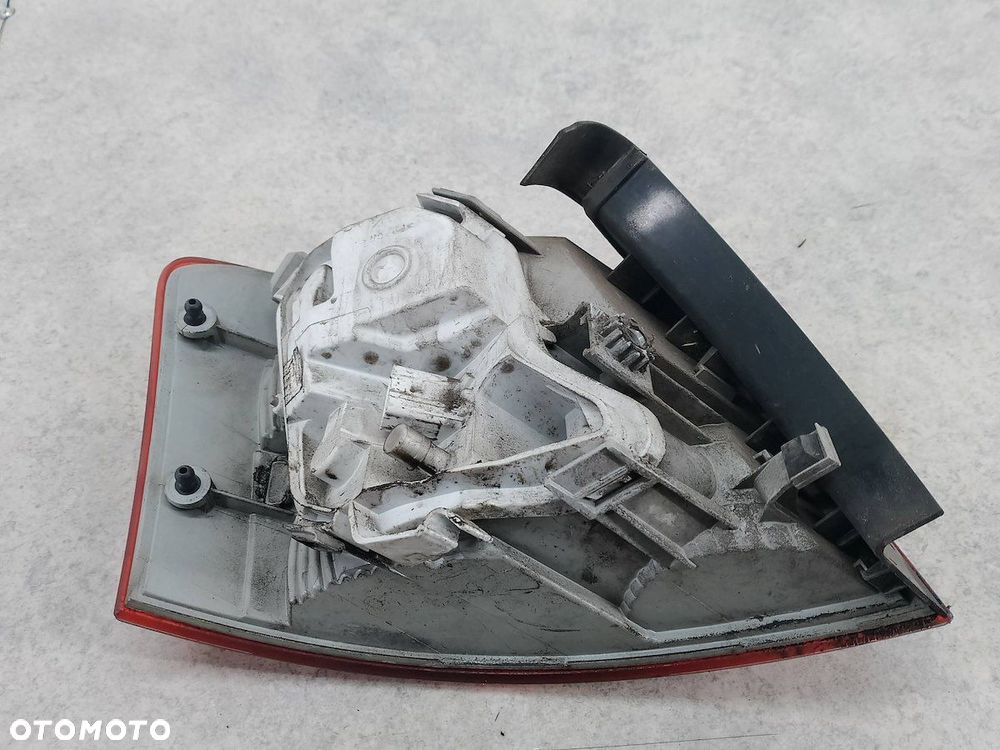 LAMPA TYLNA PRAWA AUDI A4 B7 8E9945096E 484002 KOMBI - 6