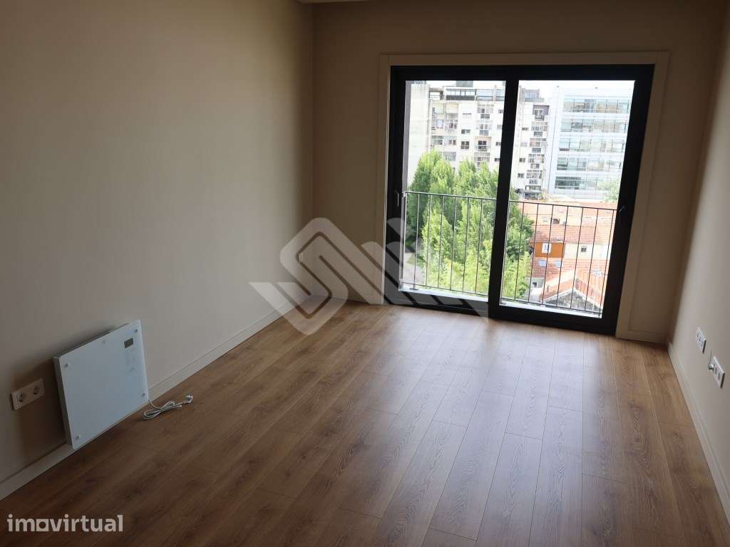 Apartamento T1 com Vista Panorâmica - Rotunda da Boavista / Casa da... - Grande imagem: 2/15