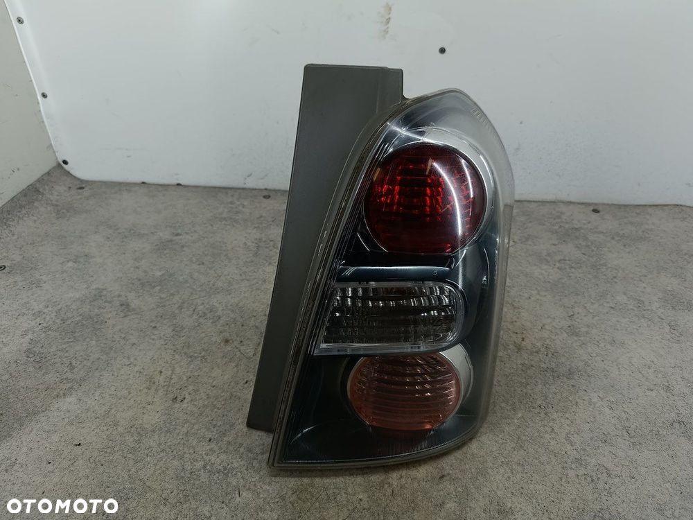 LAMPA TYLNA PRAWA TOYOTA COROLLA VERSO II FARBA - 1