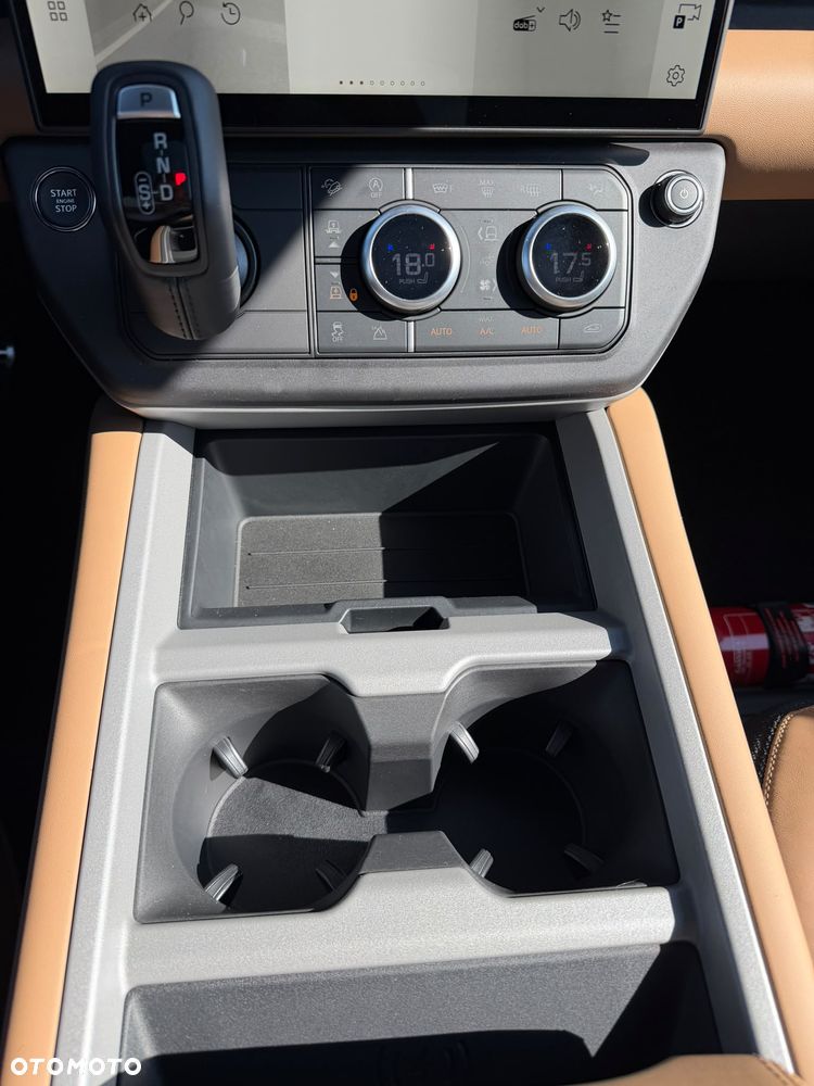 Land Rover Defender - 22