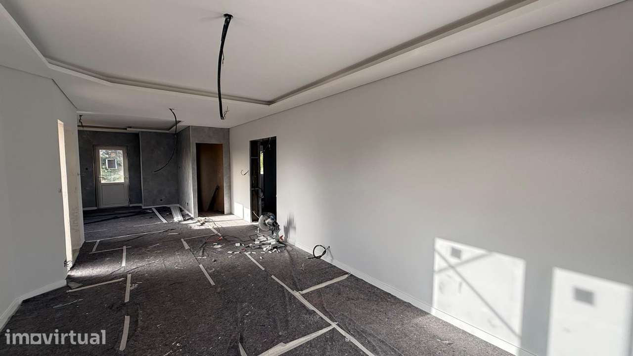 Moradia T3 em remodelação, com 4 frentes  em Sta Maria de Lamas . - Grande imagem: 2/17