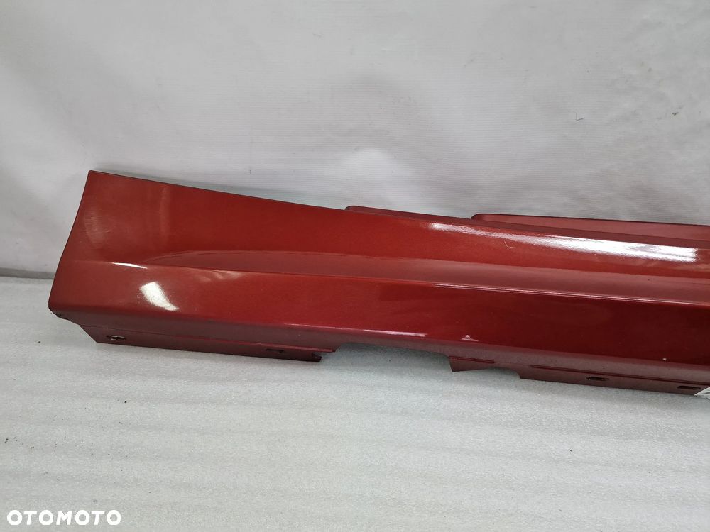 BMW E81 / E82 / E88 06- ŁADNA LEWA / PRAWA LISTWA PROGOWA / NAKŁADKA PROGU , KOLOR SEDONAROT , NR 51777183234 / 7183234 / 5177-7183233 / 7183233 , NR AUKCJI PR405 - 16