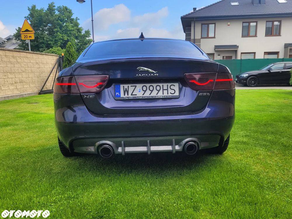Jaguar XE 2.0 T R-Sport - 4