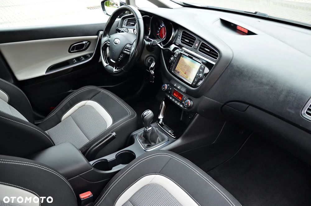 Kia Ceed 1.6 CRDi 128 Platinum Edition - 38