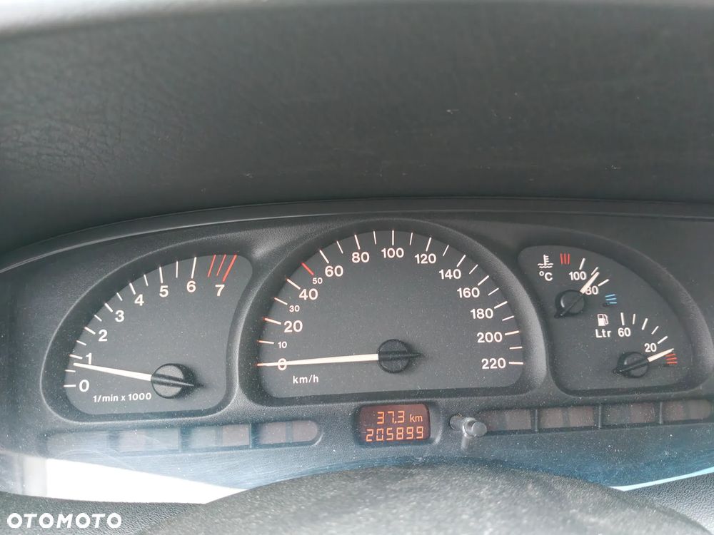Opel Vectra 1.6 GL - 23