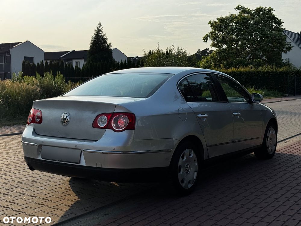 Volkswagen Passat 1.6 FSI Highline - 9