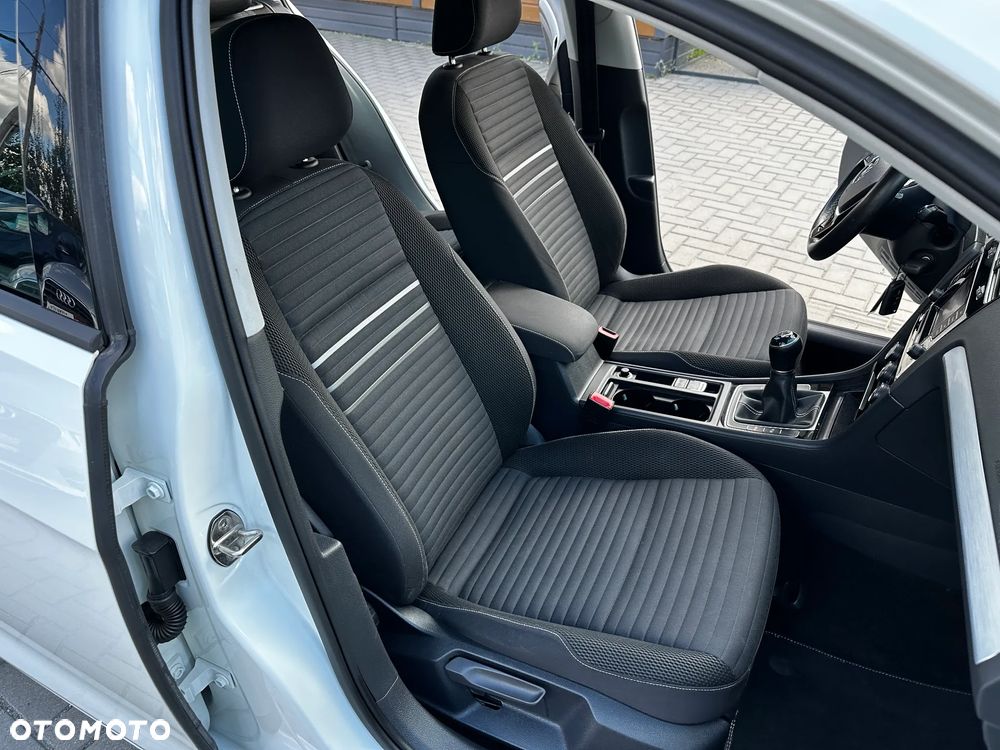 Volkswagen Golf - 22