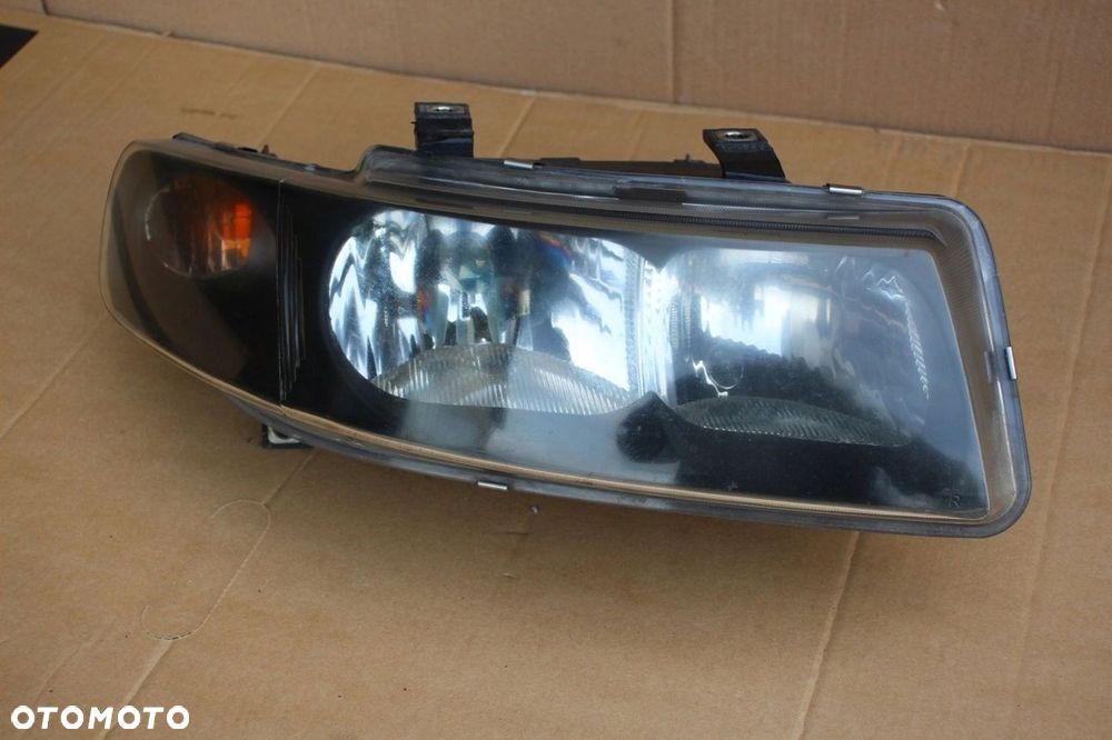 Lampa PRAWA SEAT LEON I TOLEDO II Europa kompletna TYC - 8