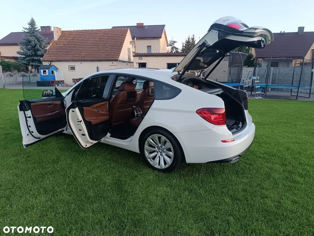 BMW Seria 5 550i - 11