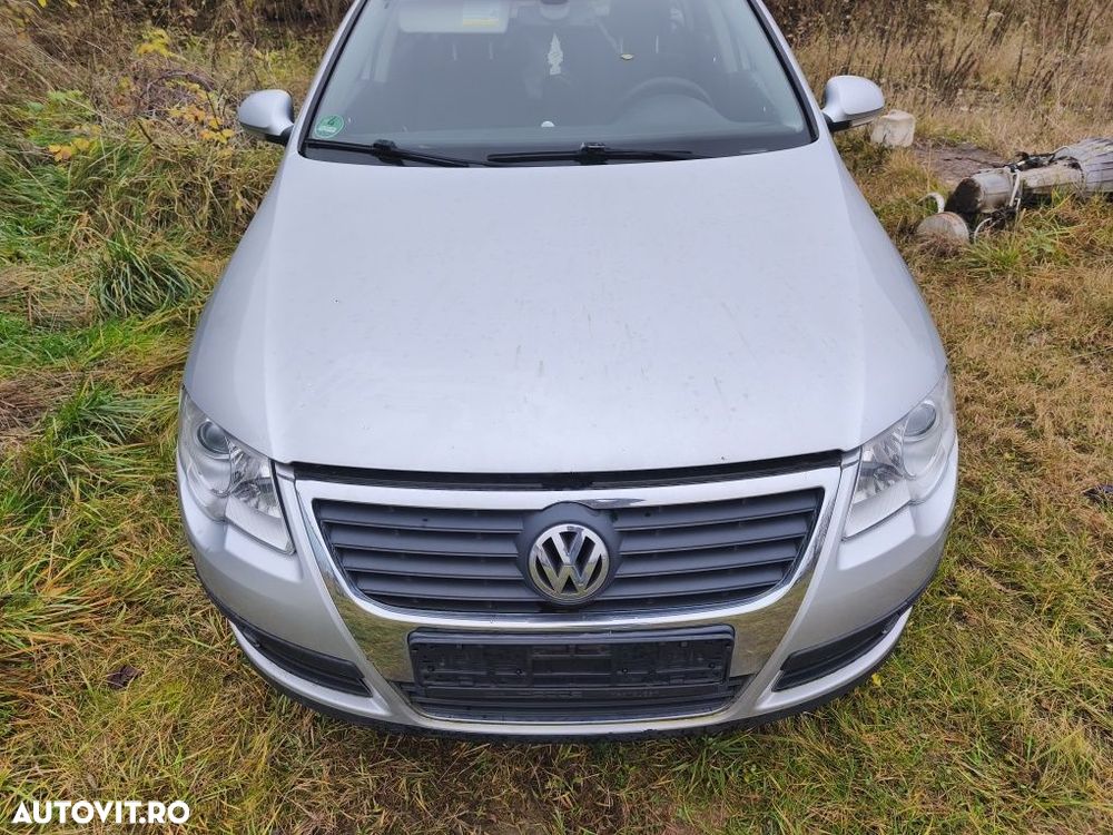 Bară față cu grilă centrală cromată Volkswagen Passat B6 gri LA7W - 2