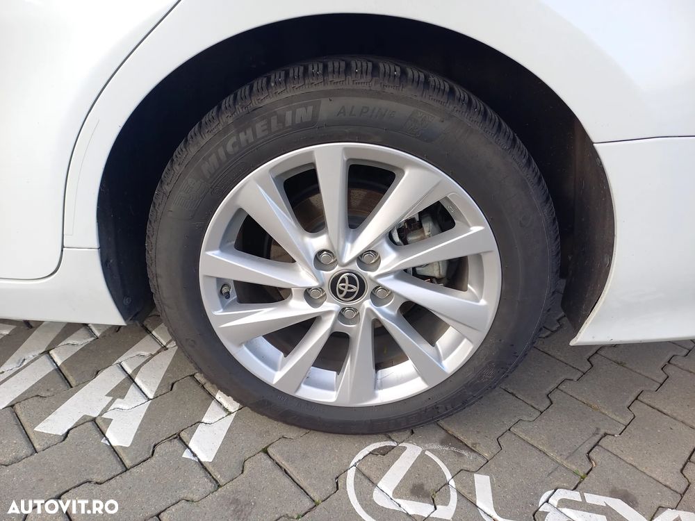 Toyota Camry 2.5 Hybrid Business - 24