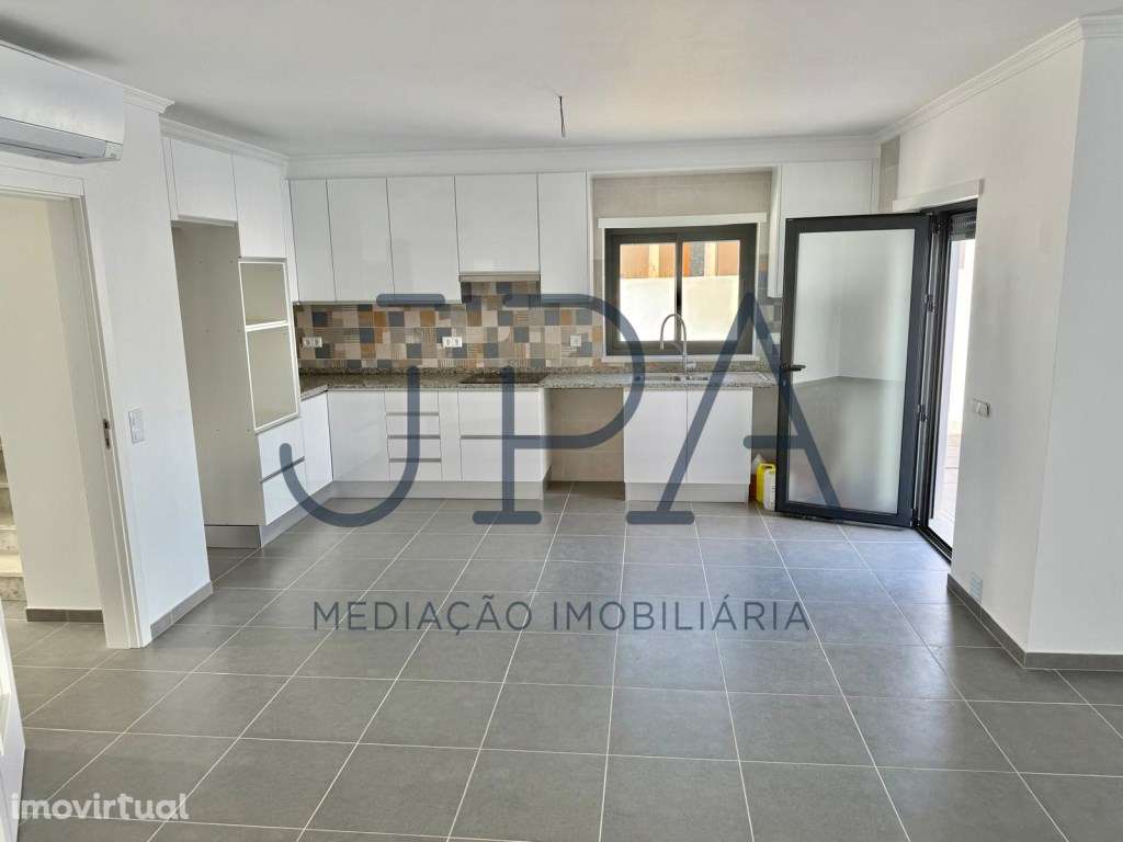 A estrear. Moradia Geminada V3+1 com Piscina e garagem - Grande imagem: 2/51