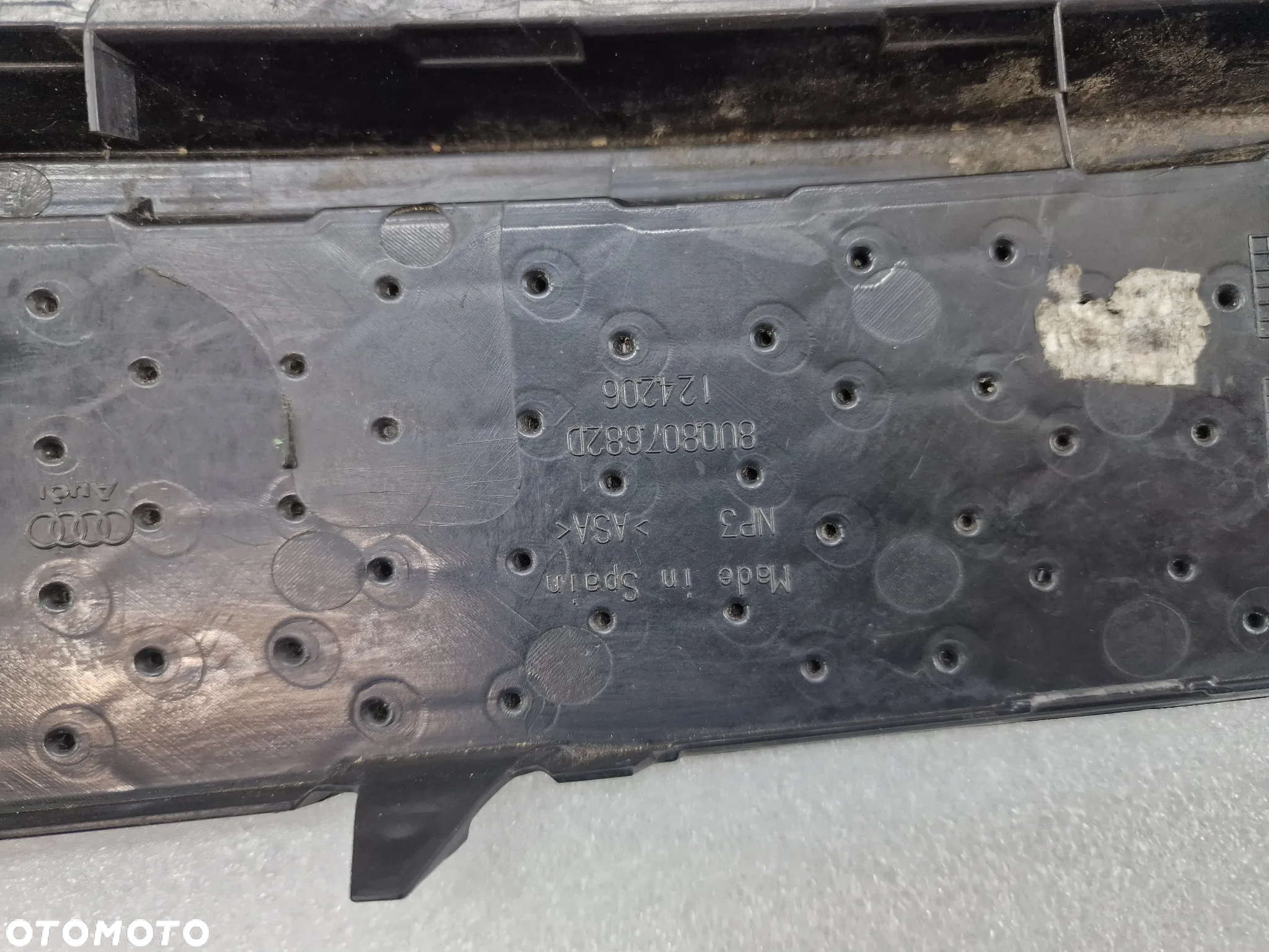 AUDI Q3 8U0 LIFT S-LINE 14- PRAWA KRATKA BOCZNA ZDERZAKA PRZEDNIEGO PRZÓD , NR 8U0807682D , NR AUKCJI E/10 - 27