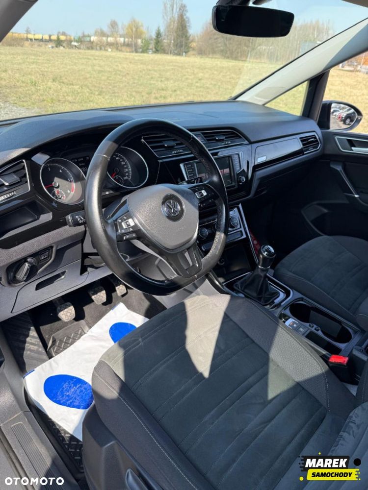 Volkswagen Touran - 12