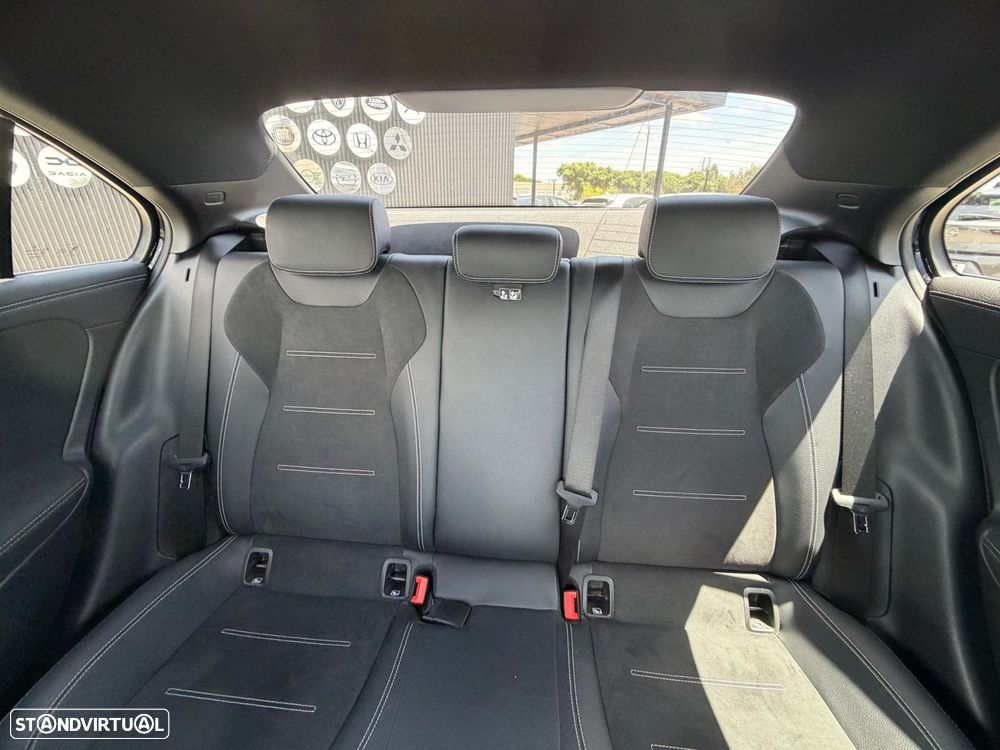 Mercedes-Benz A 250 Limousine e 8G-DCT AMG Line - 11