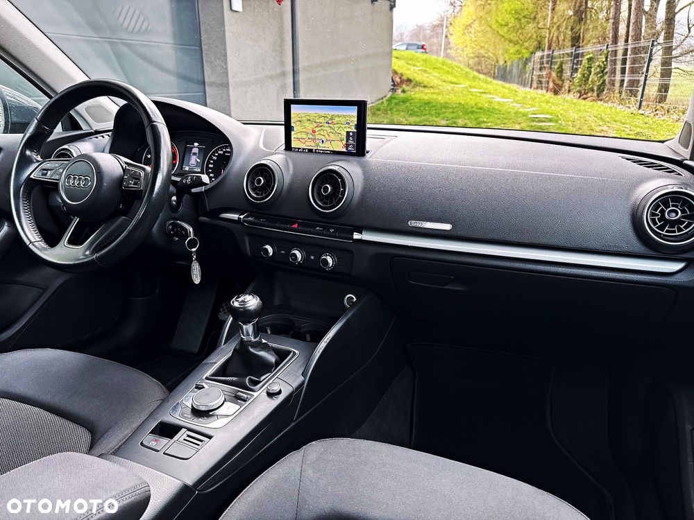 Audi A3 Sportback 1.6 TDI design - 25