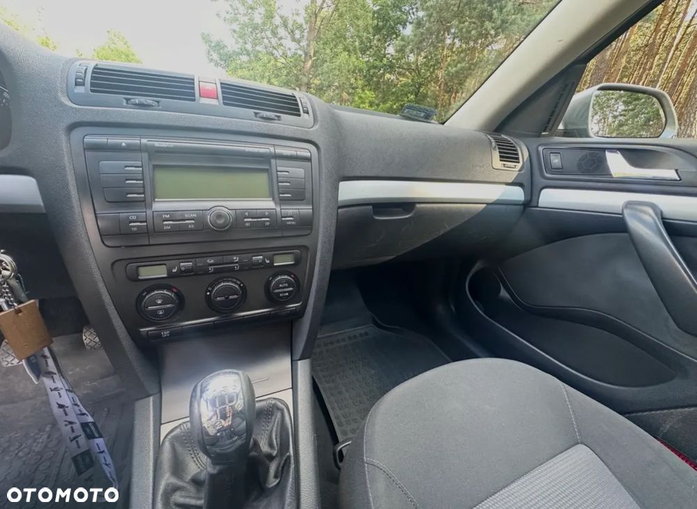 Skoda Octavia 1.6 Combi Ambiente - 16