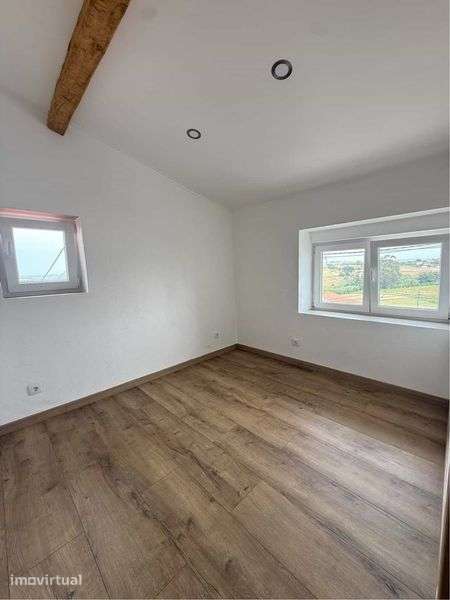 Moradia T2 Totalmente Remodelada – Carregueira, Torres Vedras - Grande imagem: 5/8
