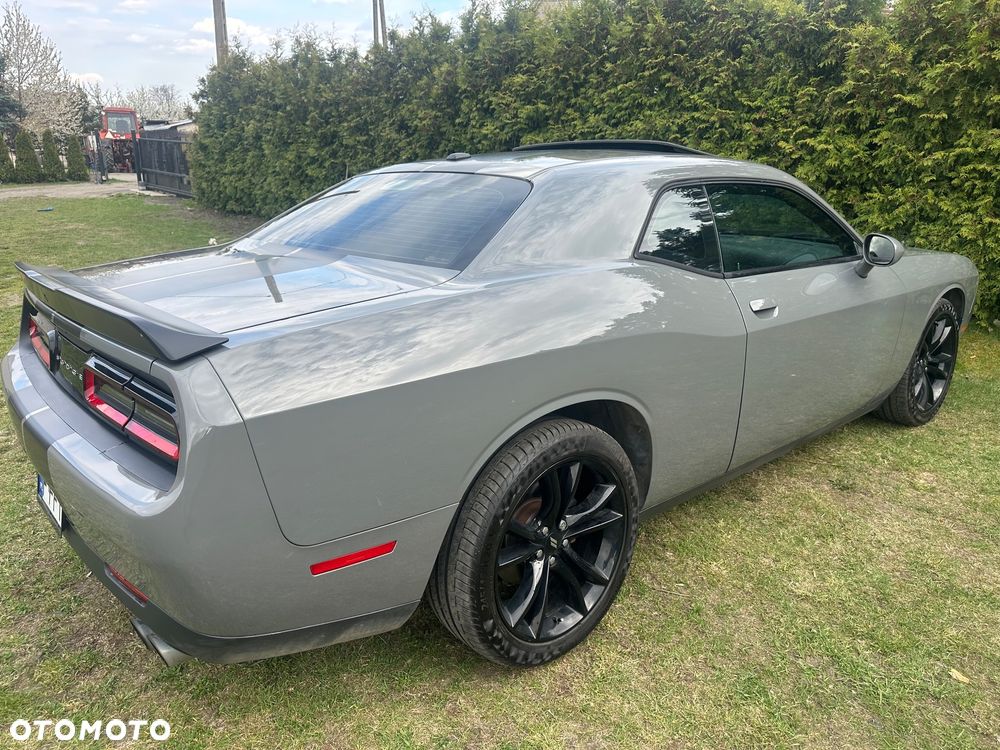 Dodge Challenger - 12