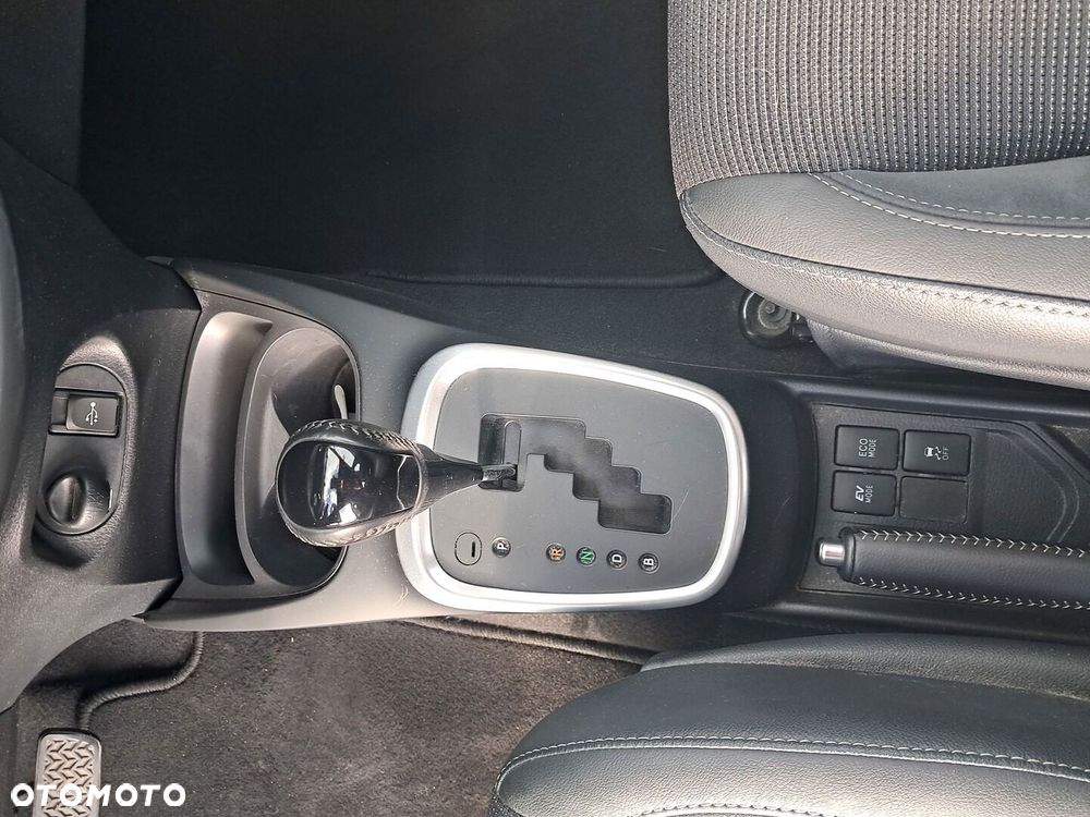 Toyota Yaris Hybrid 100 Dynamic - 22