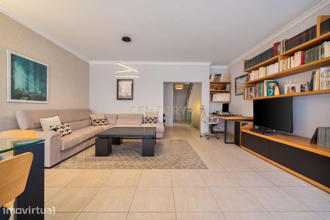 Moradia T2 Geminada com Áreas Amplas, Piscina, Garagem Fechada e Estac - Grande imagem: 4/30