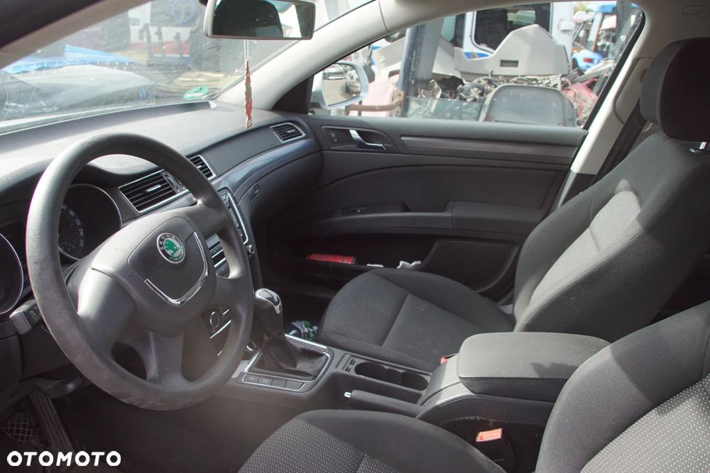 Auto na części - Skoda Superb II 2.0 TDI 140 KM BMP KXX LA7W 2009R Silnik Skrzynia Drzwi Błotnik Zderzak Lampa Lusterko Klamka Szyba Deska Kokpit Sterownik Moduł Czujnik Licznik Panel Kierownica - 12