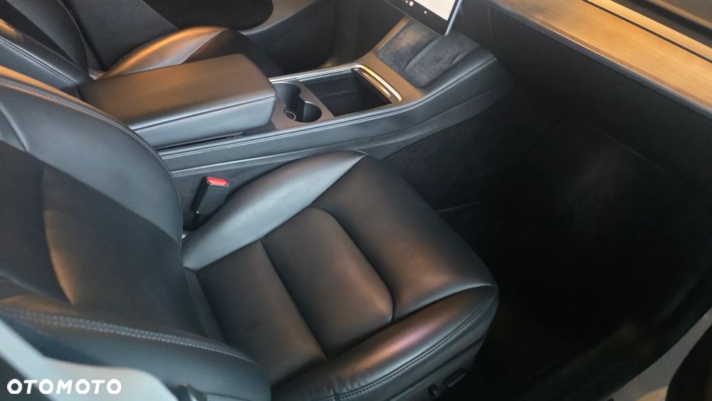 Tesla Model Y - 25
