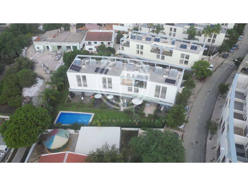 Moradia em banda T3+1 em condomínio fechado com piscina em Ferreiras - Grande imagem: 2/37