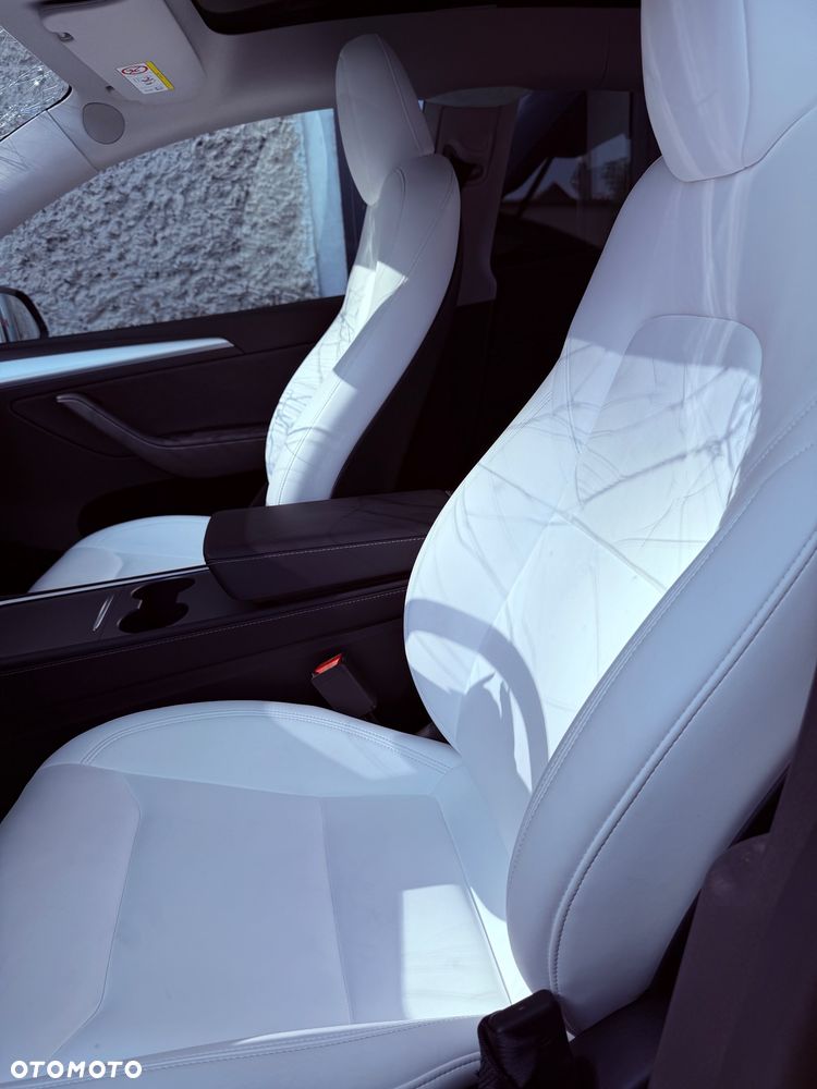 Tesla Model Y Long Range AWD - 14