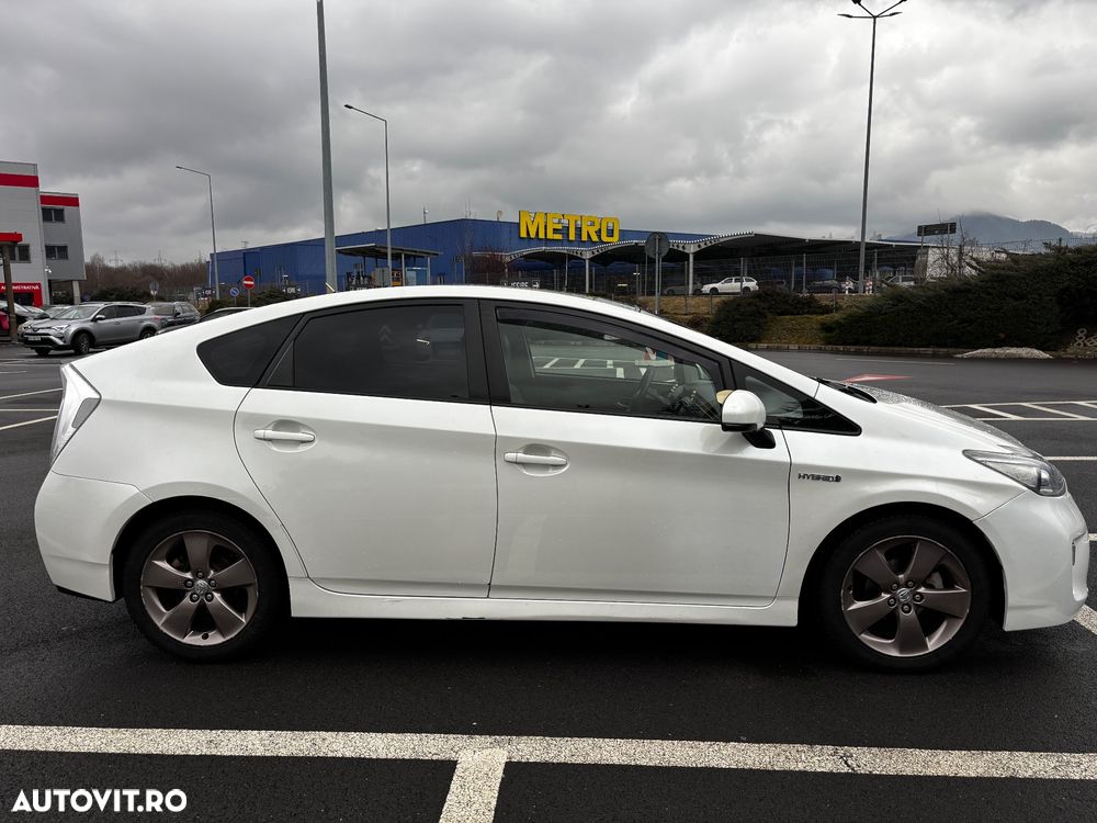 Toyota Prius (Hybrid) Sol - 2