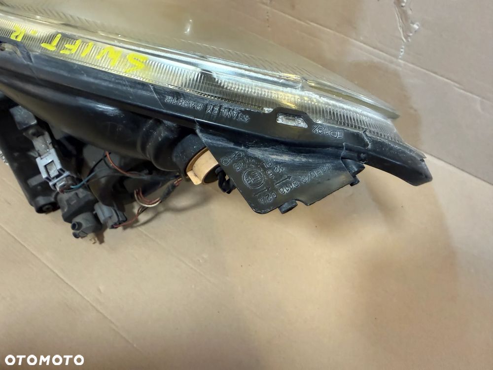 Lampa prawa Suzuki Swift IV Mk6 2004-10 prawy przód - 4