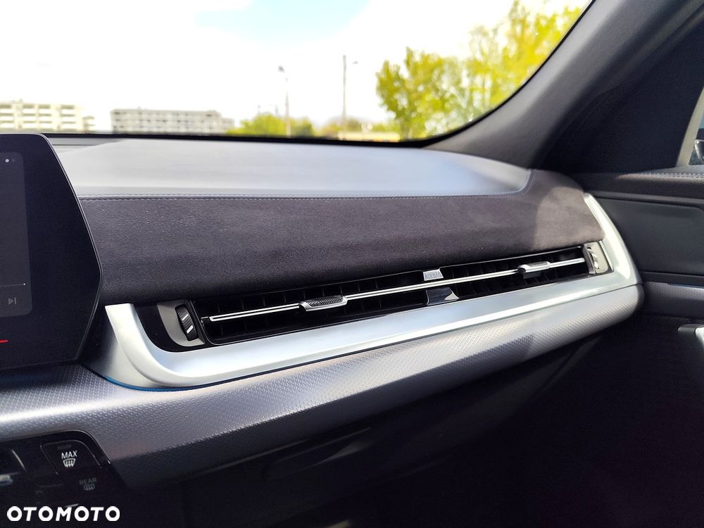 BMW iX2 xDrive30 66.5kWh M Sport - 27