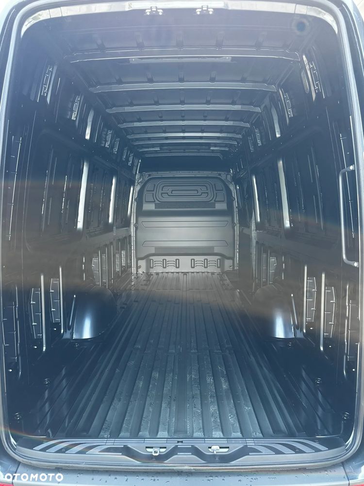 Mercedes-Benz Sprinter - 32