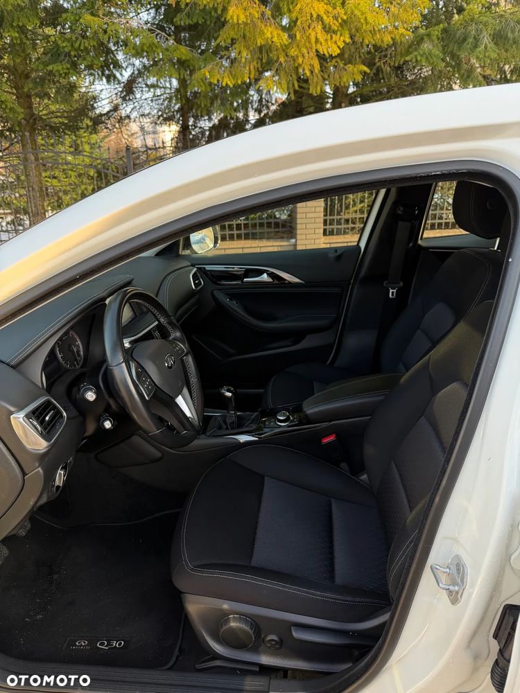 Infiniti Q30 1.5d Premium Tech Gallery White - 9