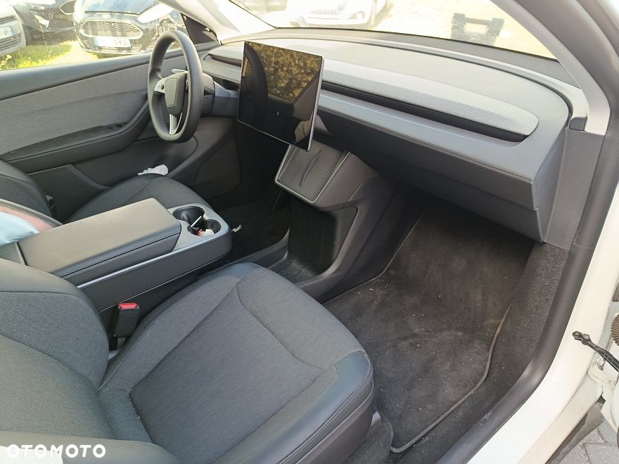 Tesla Model Y - 3