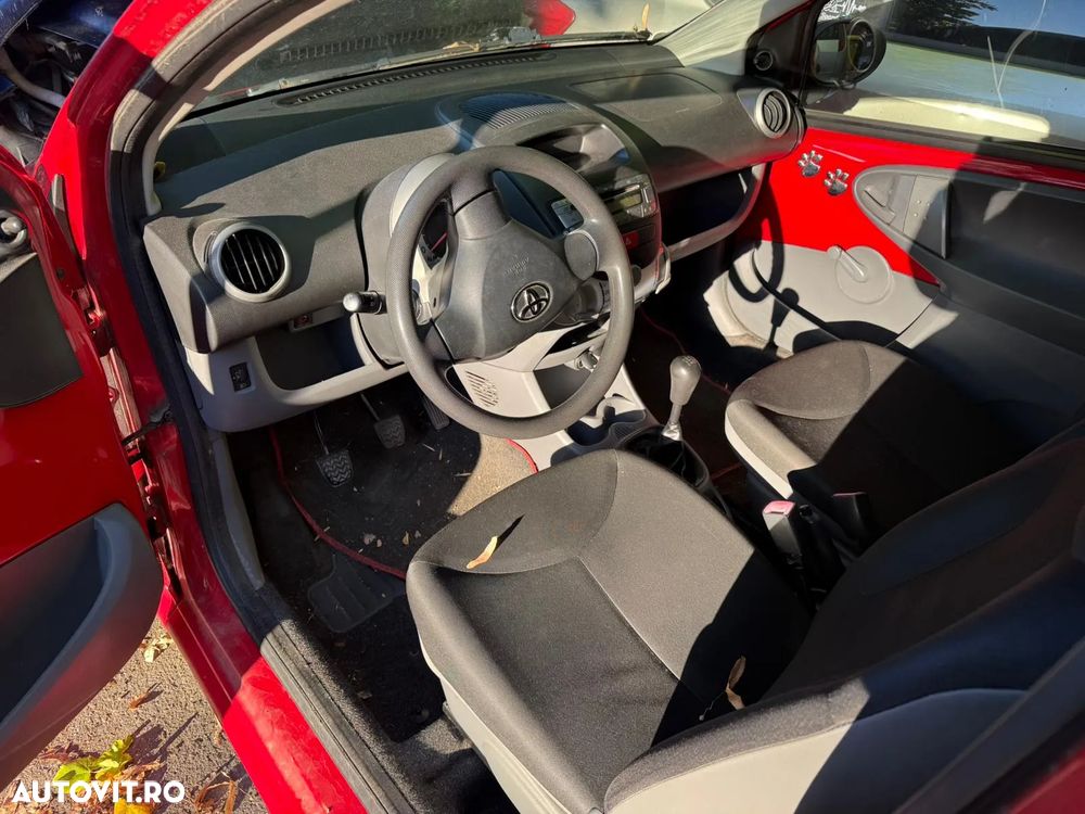 Dezmembrez Toyota Aygo coupe rosu 1.0 benzina 2006 - 9