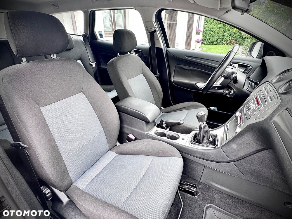 Ford Mondeo 2.0 Ghia - 8