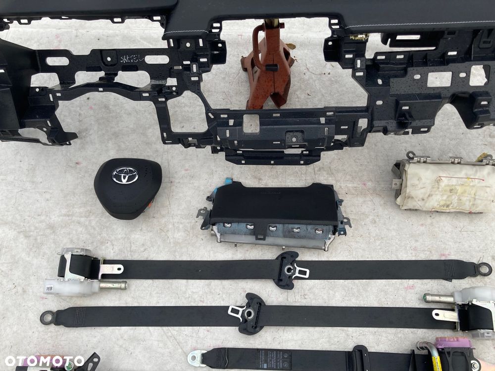 TOYOTA COROLLA E21 DESKA SKÓRA SZYTA KONSOLA KOKPIT PULPIT PÓŁKA PARAPET AIRBAG PODUSZKI POWIETRZNE KURTYNA KURTYNY FOTELA FOTELOWE PASY PAS - 7
