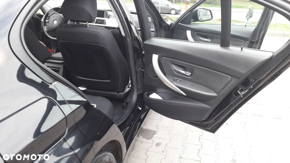 BMW Seria 3 318i - 13