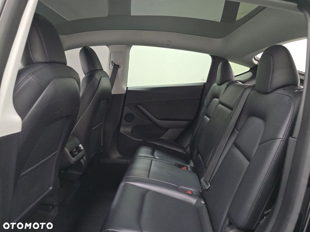 Tesla Y Performance AWD - 13