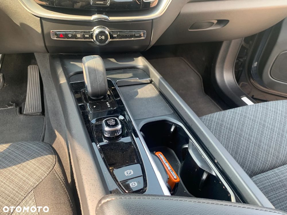 Volvo XC 60 B4 D AWD Momentum Pro - 19