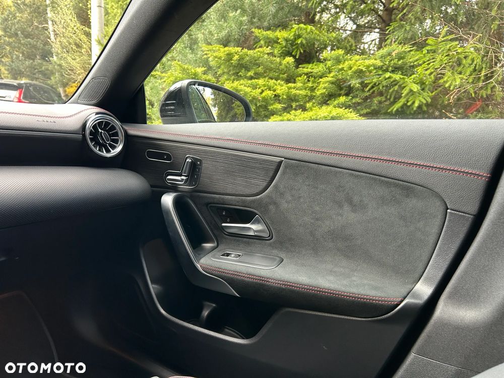 Mercedes-Benz CLA 250 4Matic 7G-DCT AMG Line - 14