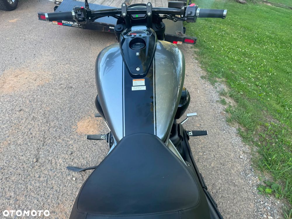 Suzuki Intruder - 13