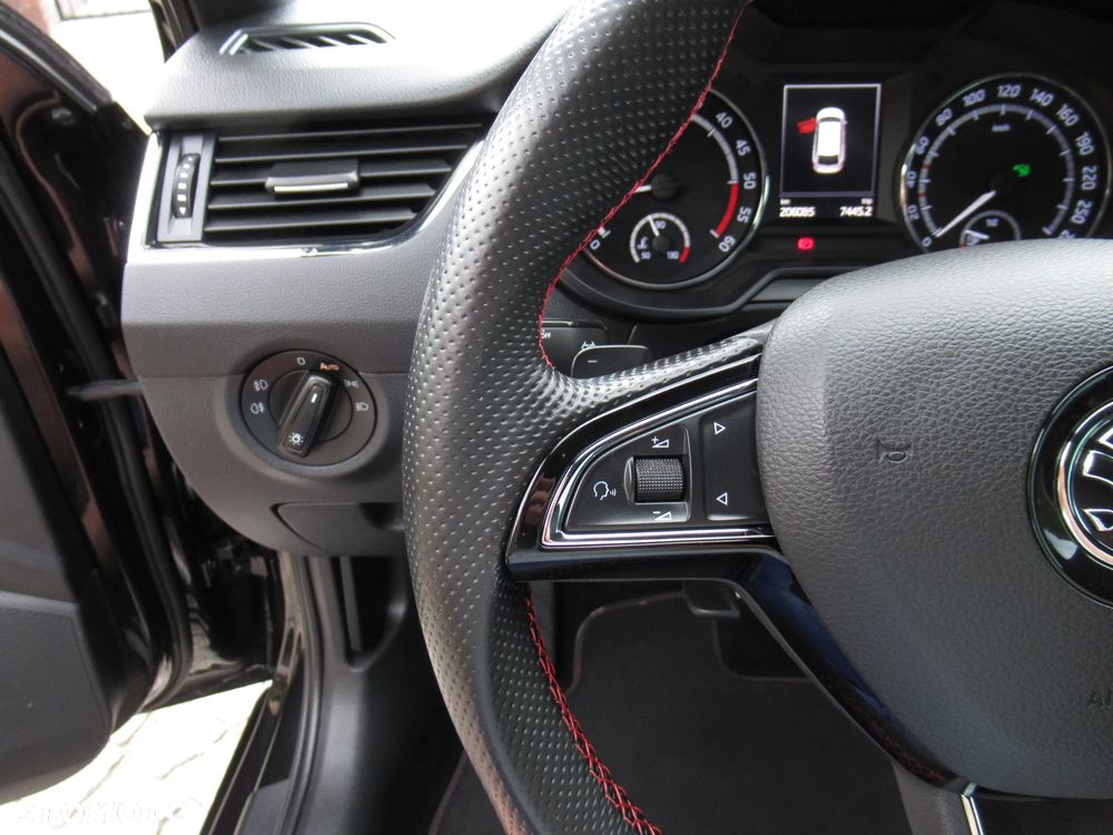 Skoda Octavia 2.0 TDI DSG RS - 25