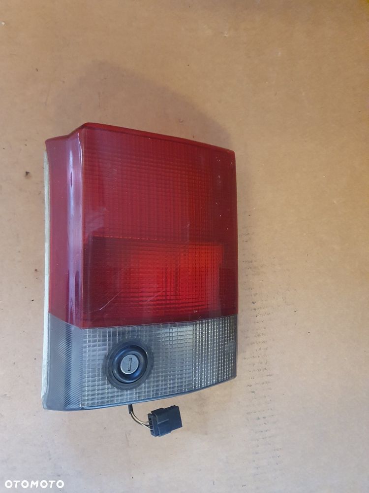 LAMPA TYŁ W KLAPE AUDI 80 B3 ORYGINAŁ - 1