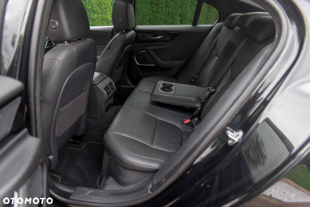 Jaguar XE 2.0 T Prestige - 38