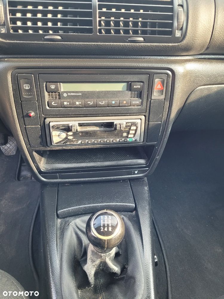 Volkswagen Passat 1.6 Comfortline - 11