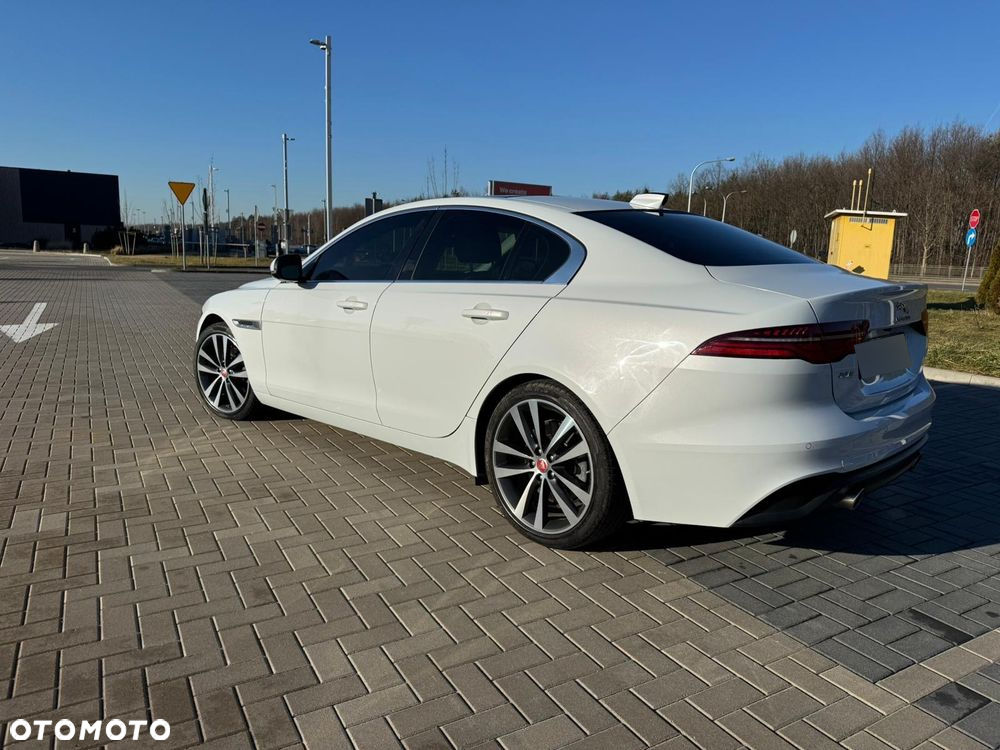 Jaguar XE - 6