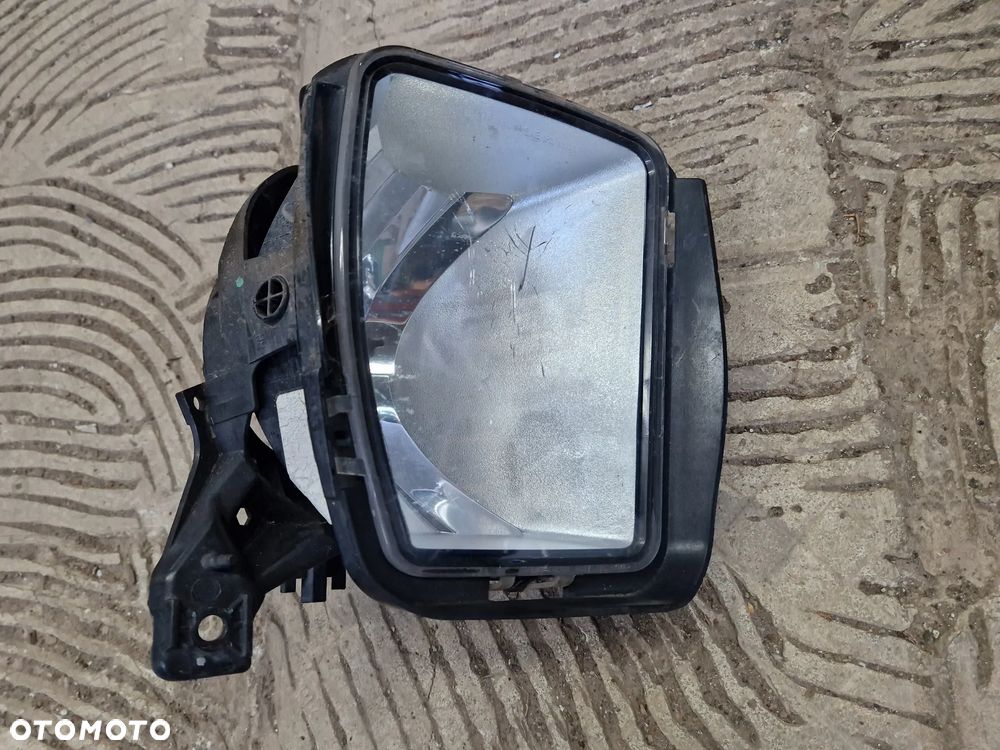 Dodge RAM IV 1500 lifting 13- halogen prawy lampa przeciwmgielna - 1