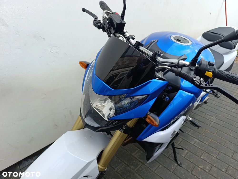 Suzuki GSR - 11